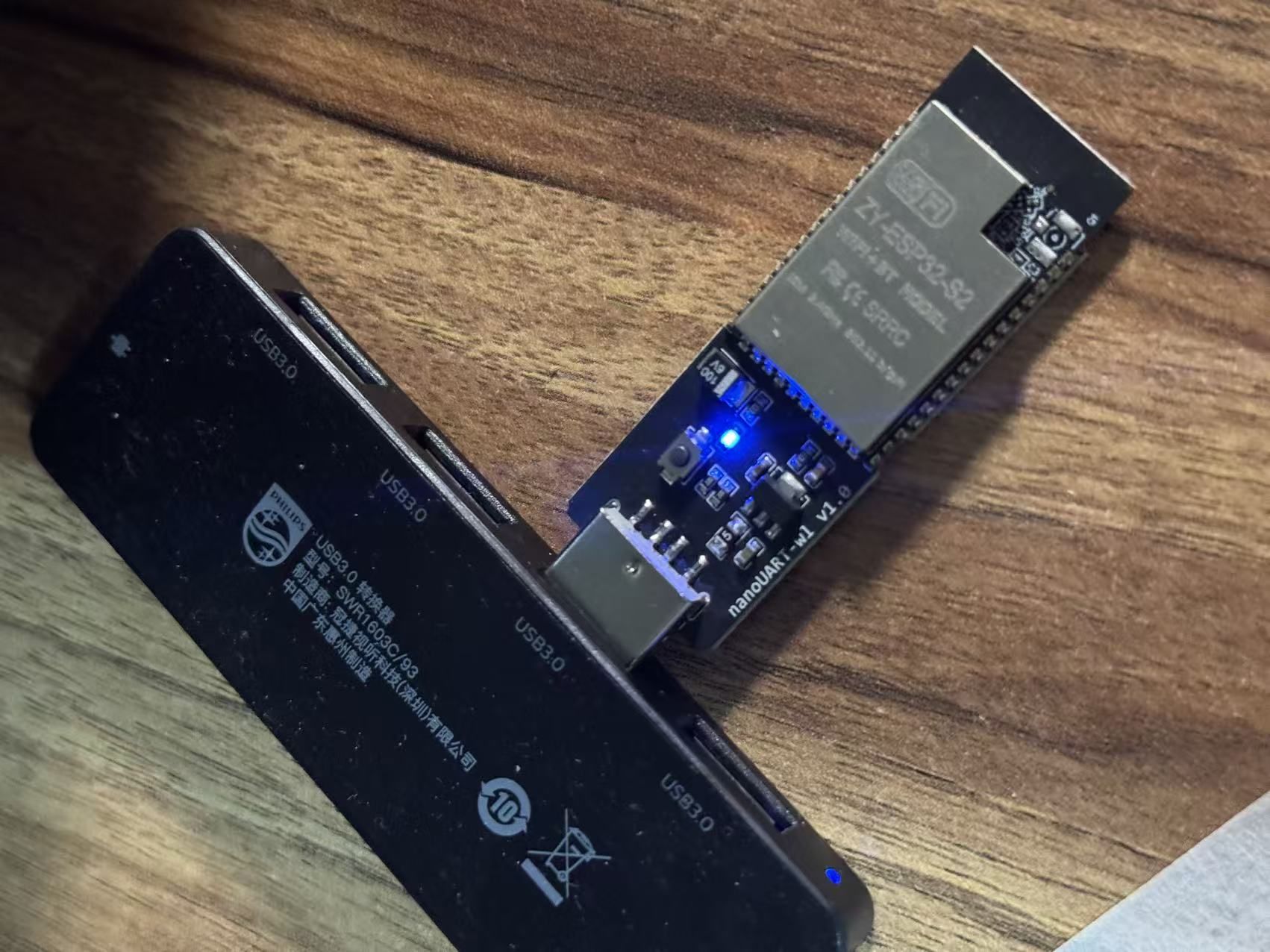 ESP32-S2 板插入电脑后亮起蓝灯